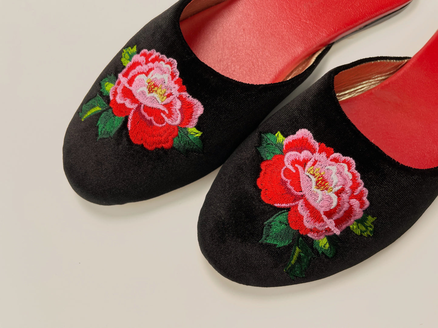 Embroidered peony in black velvet mules slippers