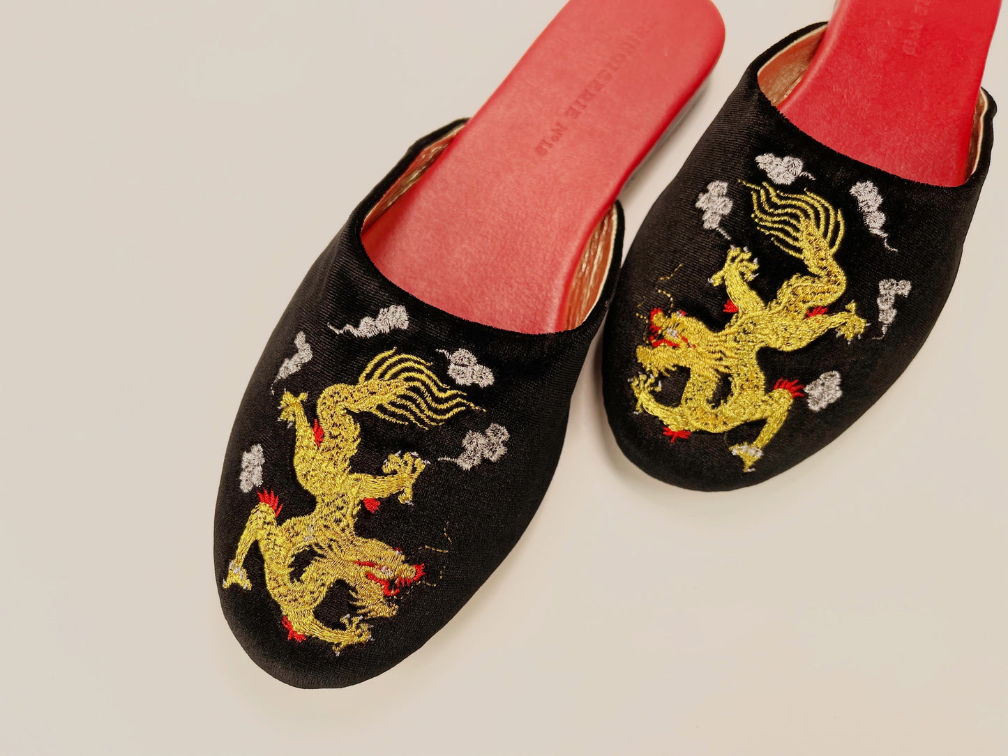 Embroidered dragon in black velvet mules slippers