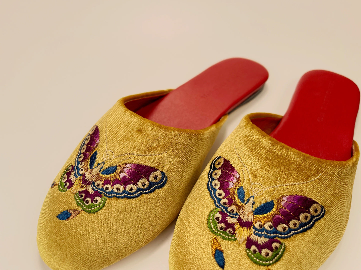 Embroidered butterfly in gold velvet mules slippers