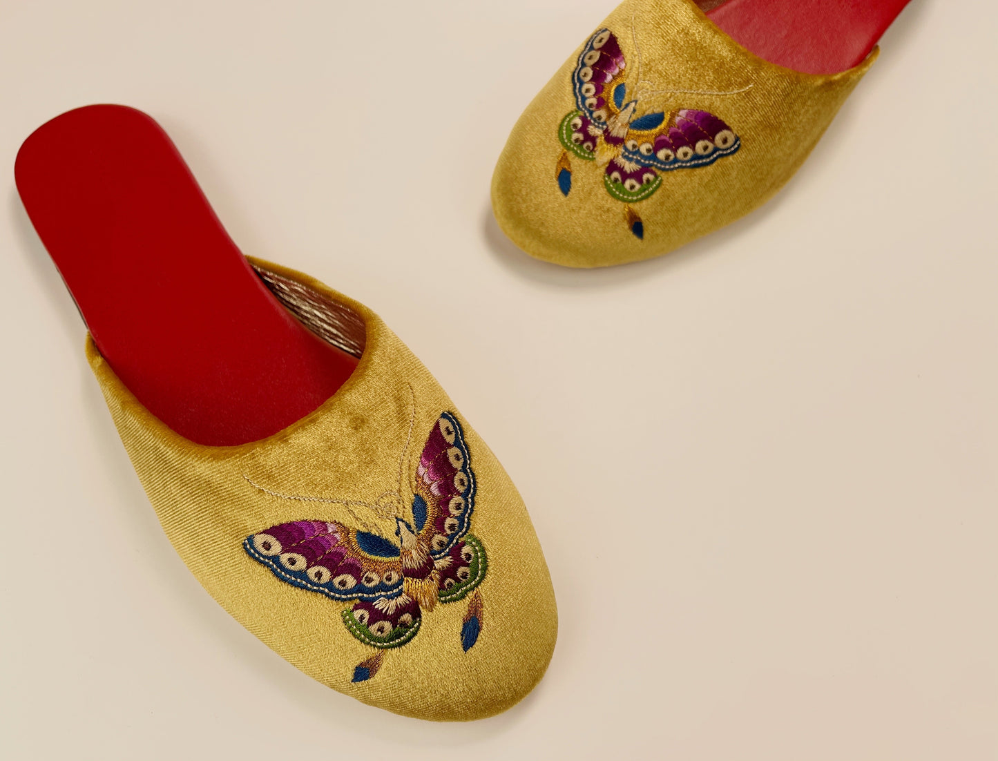 Embroidered butterfly in gold velvet mules slippers
